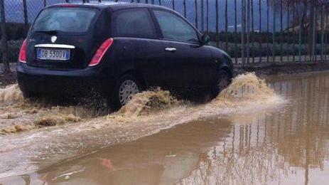 I fiumi hanno retto, i fossi no: chiusi strade e sottopassi