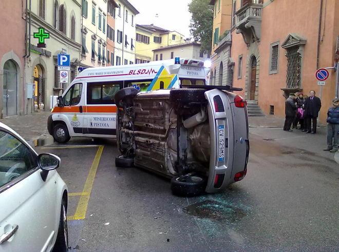 Auto si ribalta in via Pacini, quattro feriti 