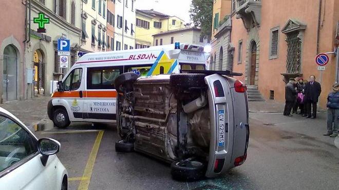 Auto si ribalta in via Pacini, quattro feriti
