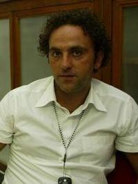 Gli operai del Comune non ce la fanno a seppellirlo