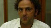 Gli operai del Comune non ce la fanno a seppellirlo