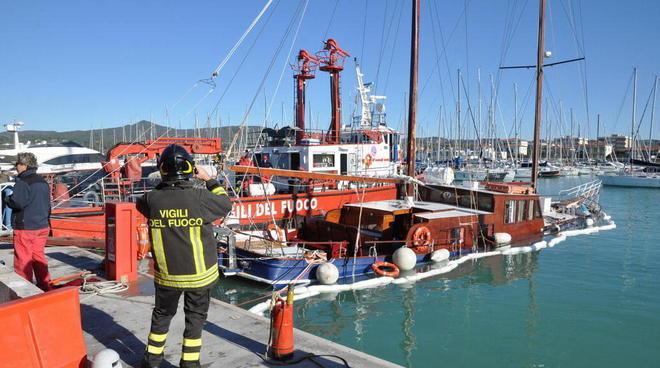 Recuperato lo yacht affondato in porto 