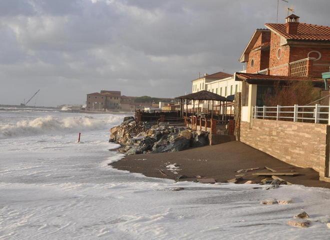 La mareggiata cancella le spiagge 