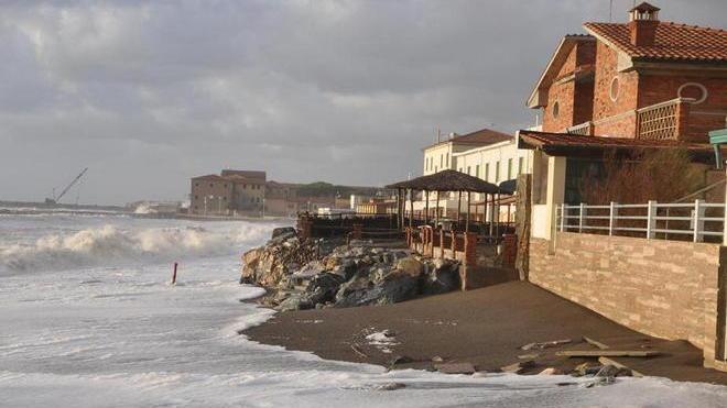 La mareggiata cancella le spiagge
