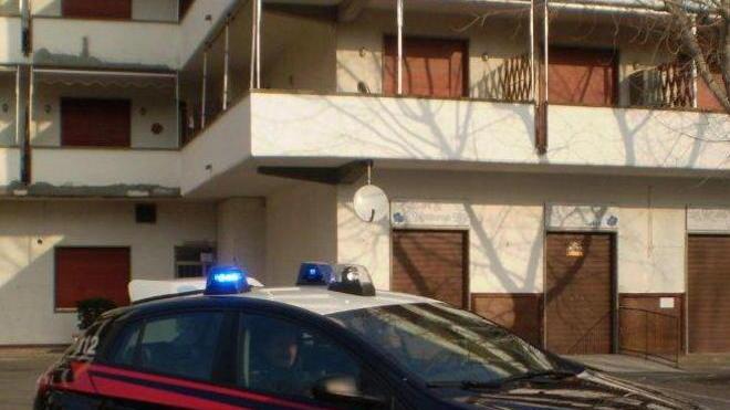 Perseguita l’ex moglie, ai domiciliari