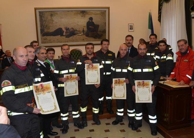 Pergamene a 215 vigili del fuoco 