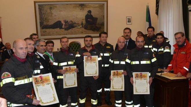 Pergamene a 215 vigili del fuoco