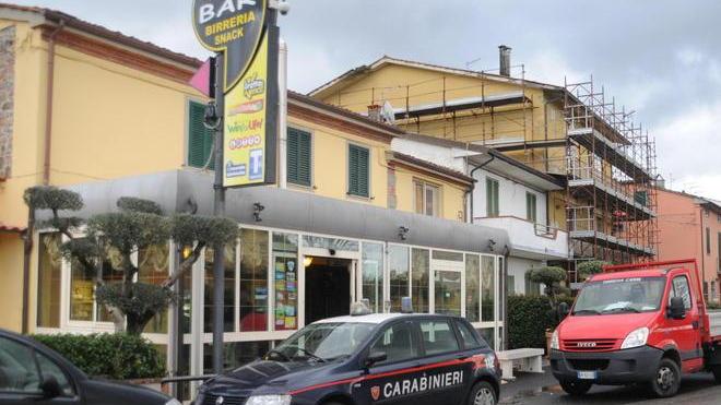 Bandito con il revolver in sala giochi
