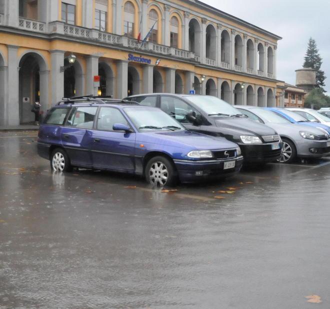 La stazione allagata per un’ora Ritardi e 12 treni cancellati 
