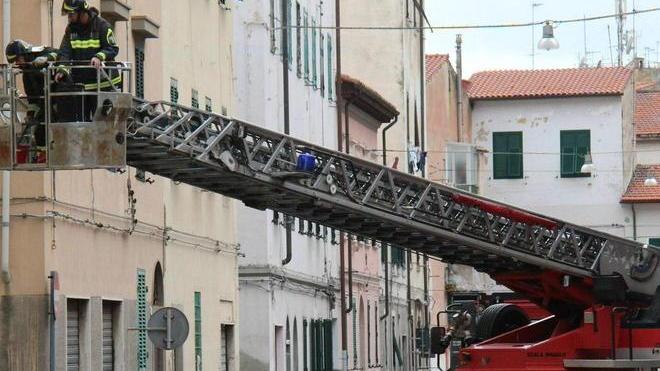 Raffiche a 75 chilometri viale Italia invaso dal mare