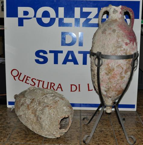 Tiene in casa due anfore antiche: denunciato imprenditore 