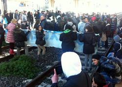 Studenti bloccano la stazione centrale e poi occupano un cinema 