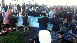 Studenti bloccano la stazione centrale e poi occupano un cinema
