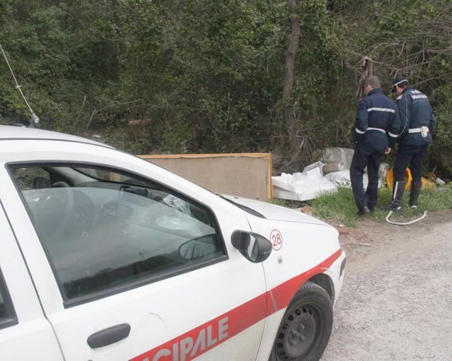 Scoperta una discarica abusiva: scatta una denuncia 