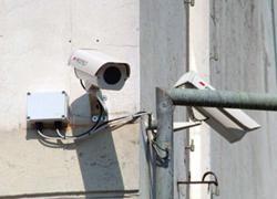 Fa un incidente e fugge scoperto dalle telecamere 