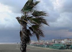 Per domani nuova allerta meteo in Versilia: previsto vento forte e mareggiate 
