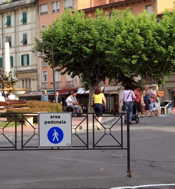 La piazza resta chiusa, ma arrivano la giostra e ticket per la sosta 