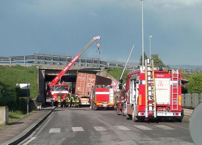 Camion incastrato sotto il ponte