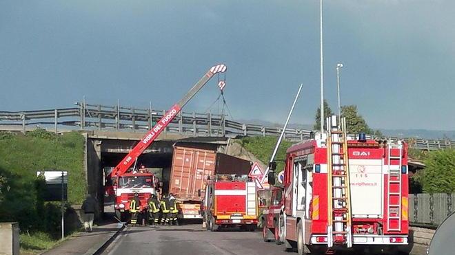 Camion incastrato sotto il ponte