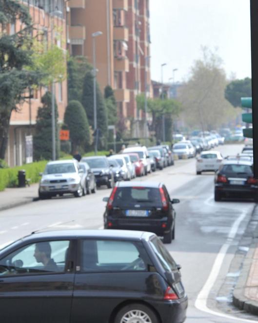 Avvicinano un anziano per prendergli la catenina