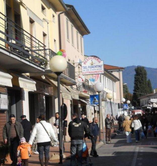 Negozi tra alti e bassi, tanti cartelli affittasi e pure nuove attività 