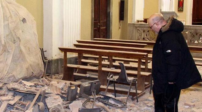 Santa Lucia inagibile, la messa si celebra in una tenda