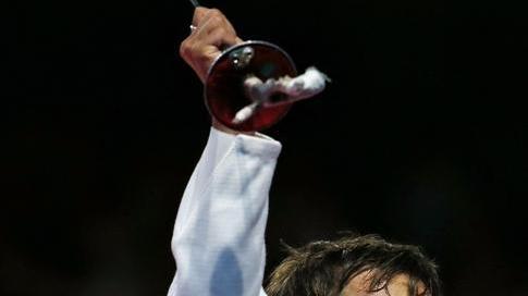 L’olimpionico Andrea Baldini incarta regali per beneficenza