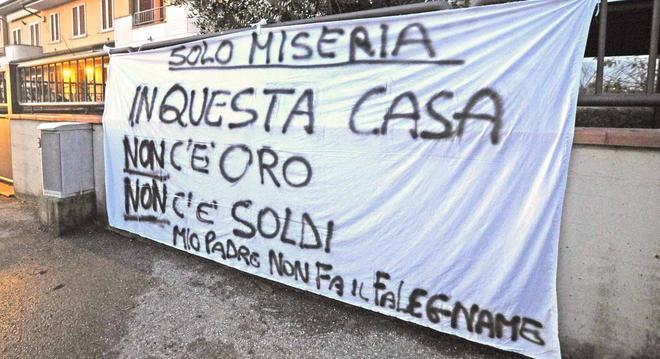 Striscione contro i ladri: “In questa casa niente oro, solo miseria”