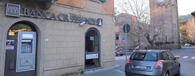 Assalto in banca con un trincetto 