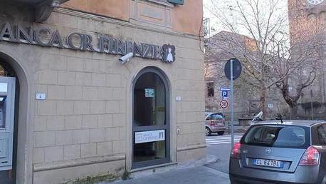 Assalto in banca con un trincetto
