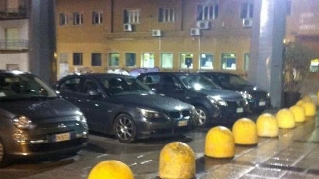Parcheggio abusivo in piazza Mercato