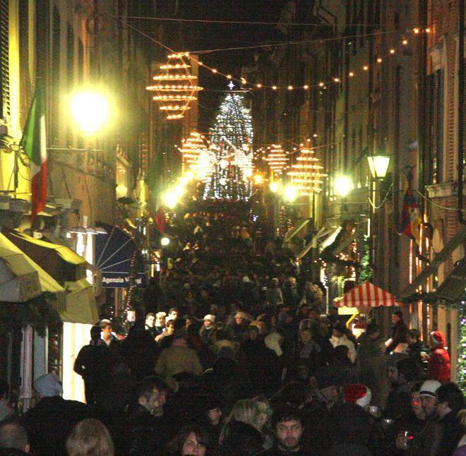 Per illuminare le vetrine il centro sceglie la poesia