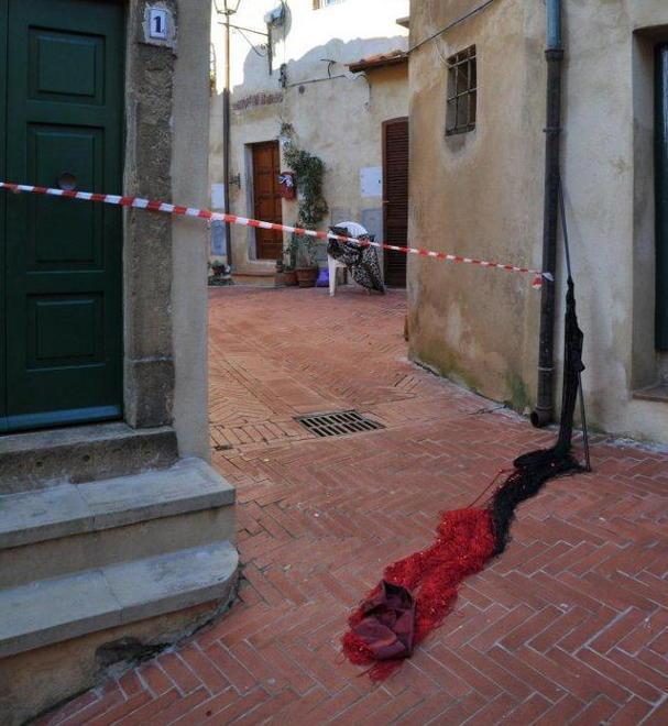 Aspetta che dorma e lo accoltella 