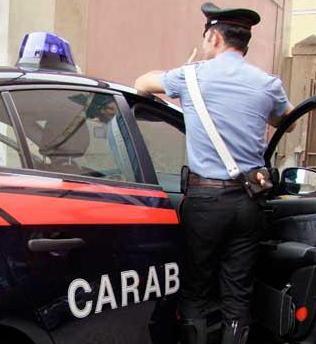 Ruba 50 pacchi di pinoli giovane inseguita e arrestata