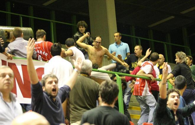 Denunciati per rissa 8 tifosi durante un incontro di basket 