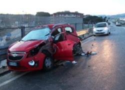 Con l’auto si scontra con un camion, è gravissima 