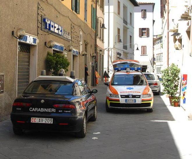 Precipita da 5 metri mentre aggiusta la finestra 