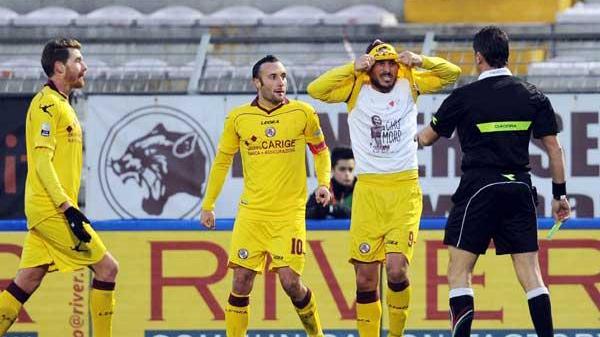 Livorno, pari con brividi al Menti: 3-3. Paulinho ammonito per la maglietta dedicata al "Moro"