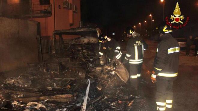 Camper distrutto da un incendio, danni a due auto