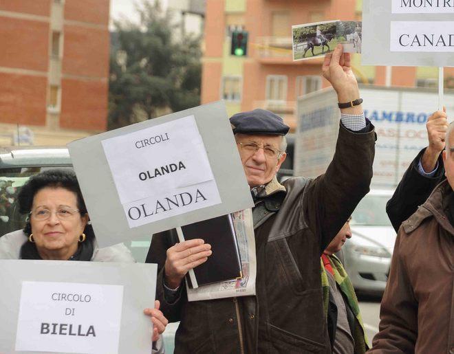 Tagli ai circoli dei sardi, la Regione dice: ci ripenseremo