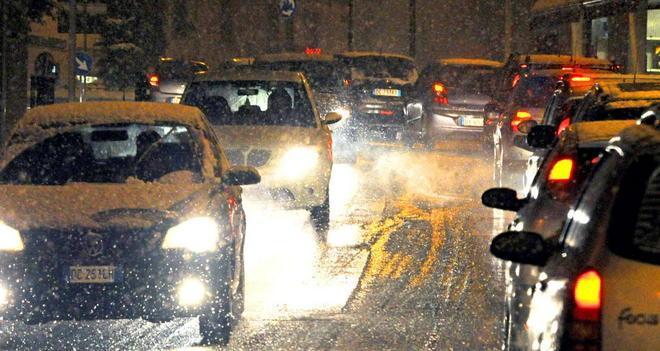 Città e montagna sotto la bufera di neve 