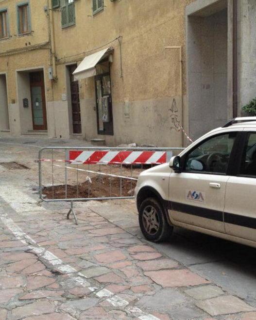 Tubazione rotta, disagi in centro 