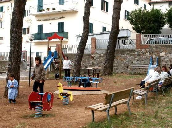 Ci si affida ai nonni per pulire i parchi giochi 