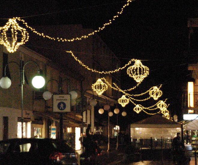 La banda e un discorso del sindaco “accendono” oggi la luminaria in città