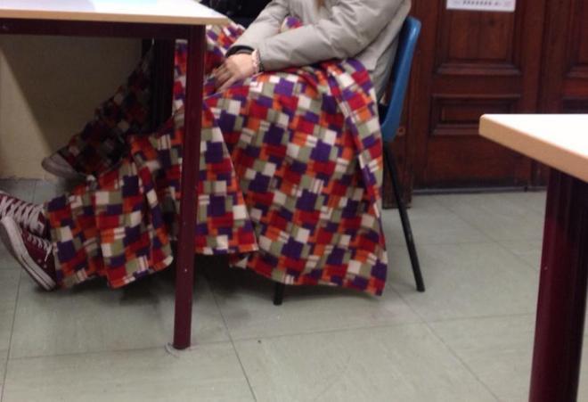 Scuole al gelo, alunni in classe col plaid 