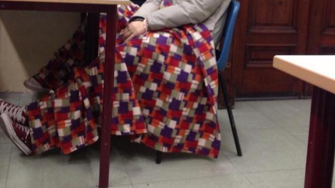 Scuole al gelo, alunni in classe col plaid