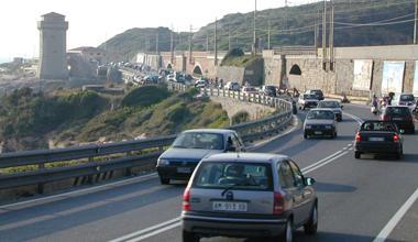In moto contro il guardrail, grave a 19 anni 