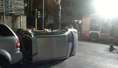 Scontro in via Calzabigi, ragazza estratta dalle lamiere dell’auto ribaltata 