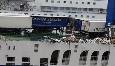 Eurocargo Grimaldi perde il carico per un’onda anomala 