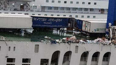 Eurocargo Grimaldi perde il carico per un’onda anomala